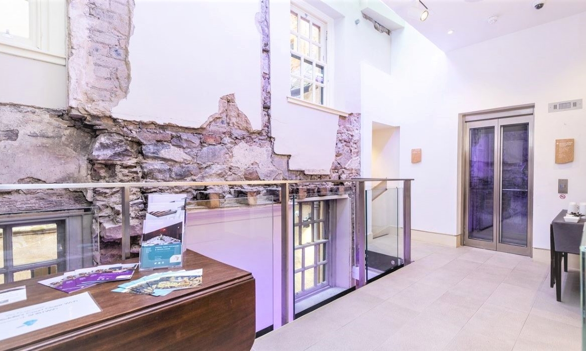 Offices to let at Riddle's Court in Edinburgh