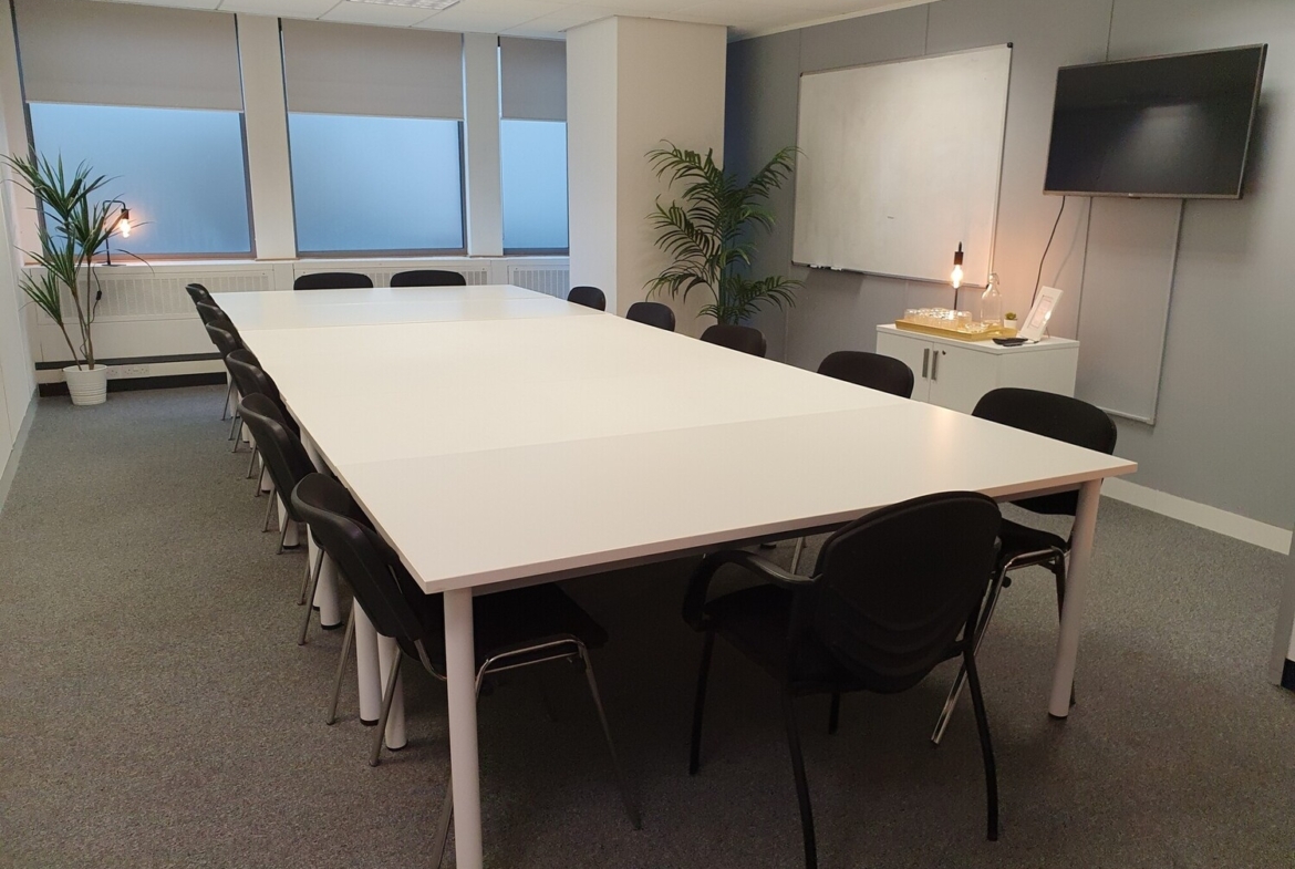 Office to let in CAPITAL TOWER BUSINESS CENTRE