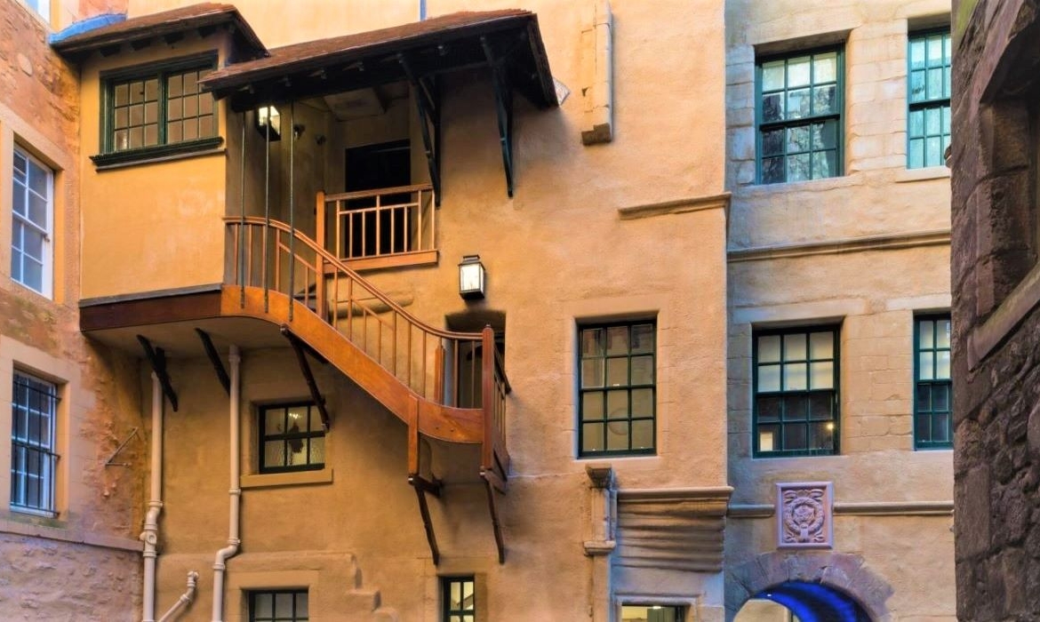 Offices to let at Riddle's Court in Edinburgh