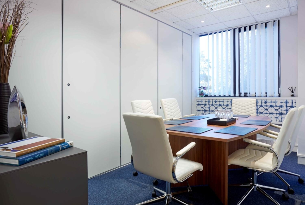 Offices at 915 High Road N12