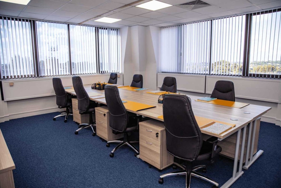 Offices at 915 High Road, N12