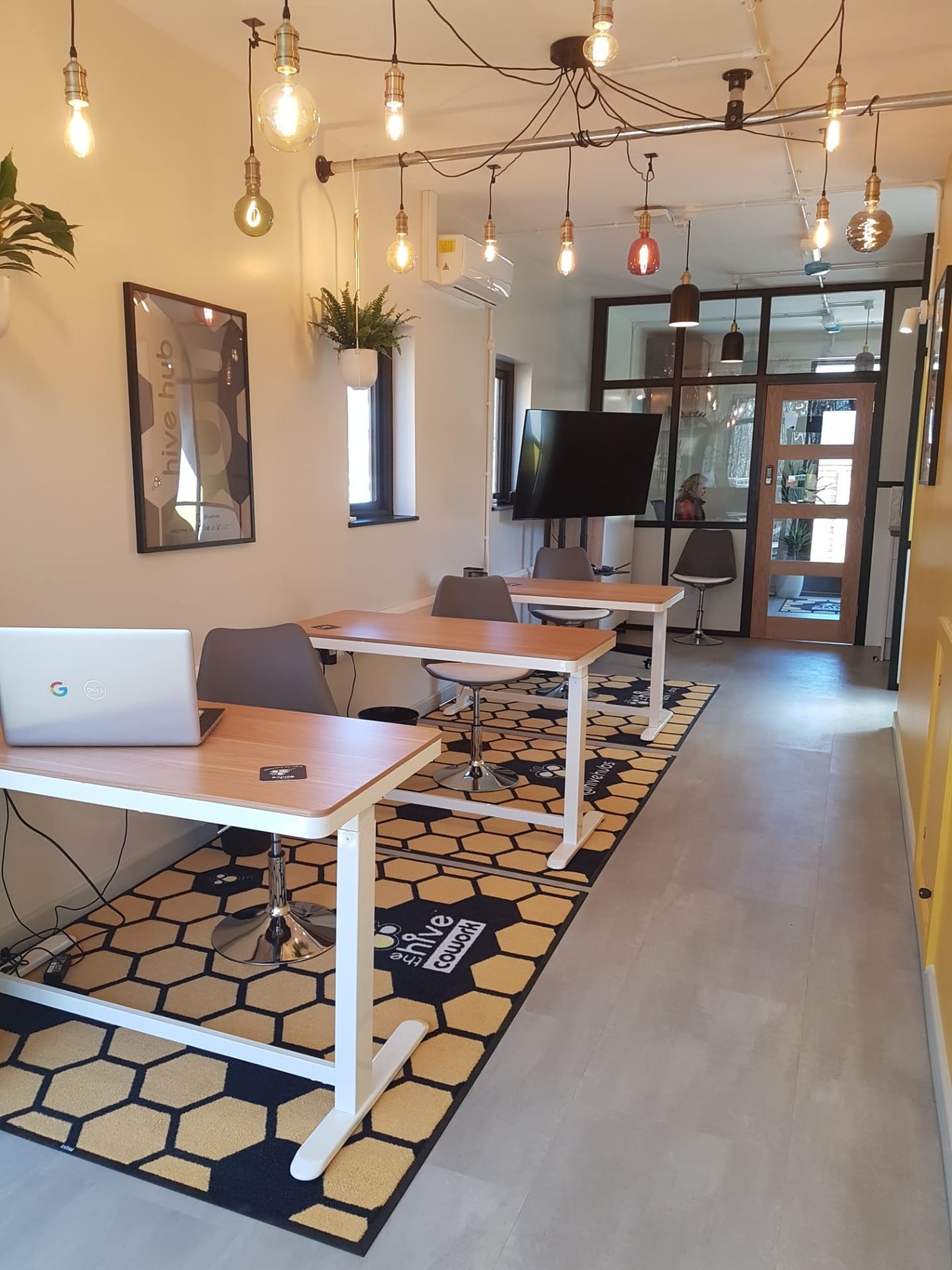 hire-a-desk-C8MoXP3j Flexible Working Spaces in Tunbridge Wells