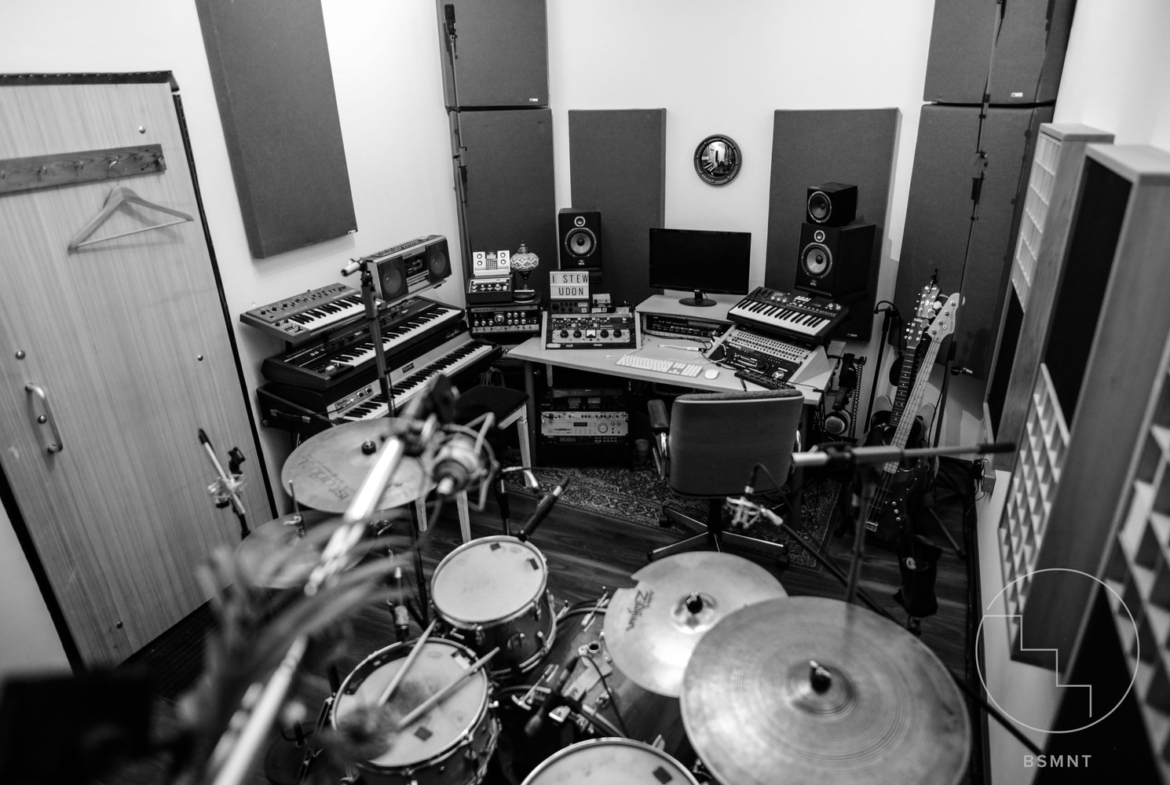 Studio to let in Finsbury Park, London