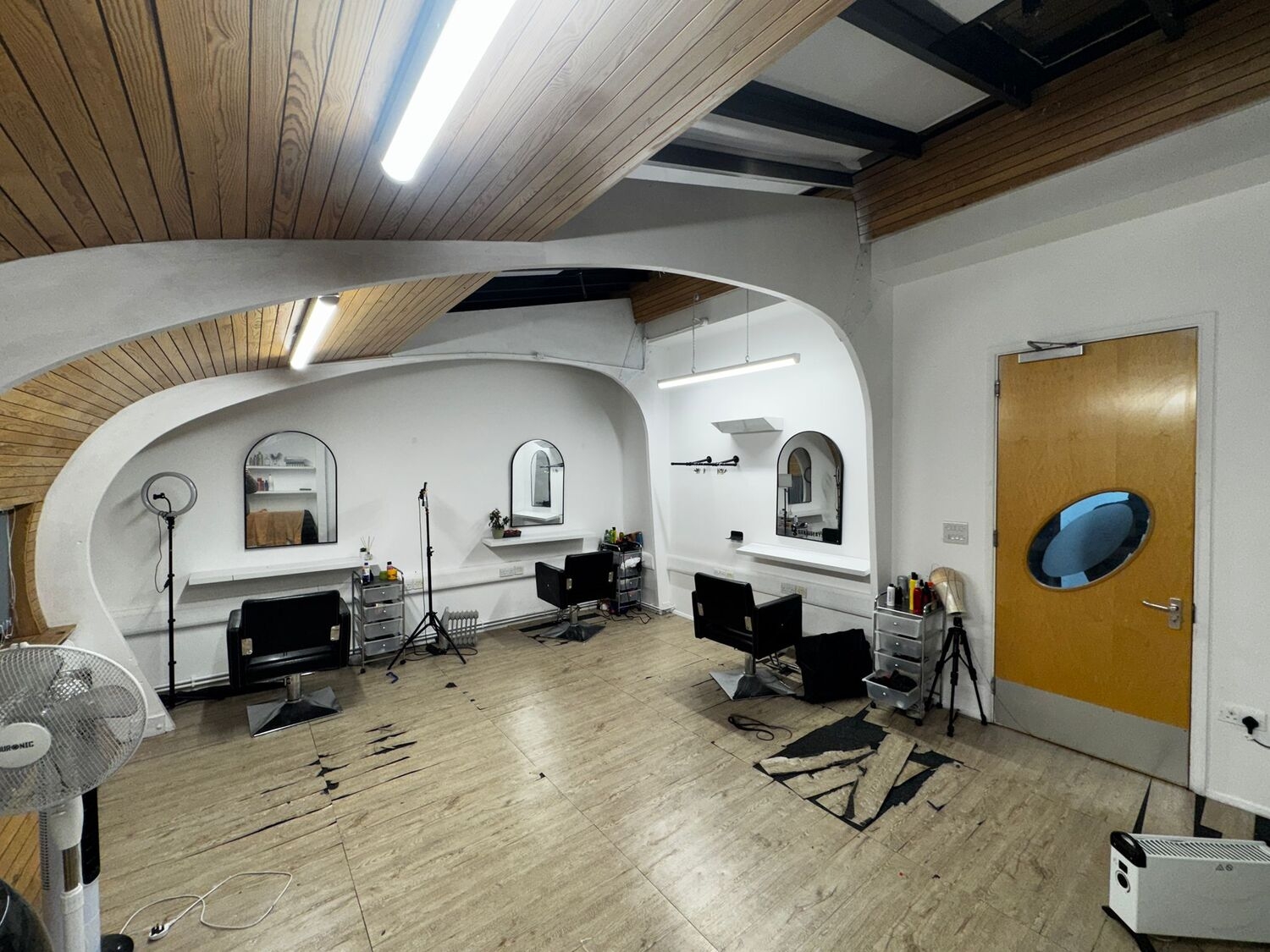 WhatsApp Image 2026-02-03 at 18.00.41 (2) Versatile Office / Beauty Space Available in Forest Gate